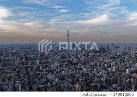 從東京江東區上空拍攝的東京晴空塔和城市天際線的空拍照片。 140010206