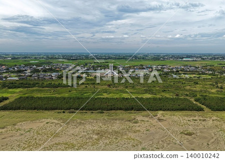 Aerial photograph showing the coastal sand dunes and observation tower in Sammu City, Chiba Prefecture. Aerial photograph showing the coastal sand dunes and observation tower in Sammu City, Chiba Prefecture. 140010242