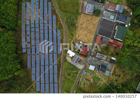 一張空拍照片顯示了兵庫縣高町的一座太陽能發電廠和鄉村居民區。 140010257