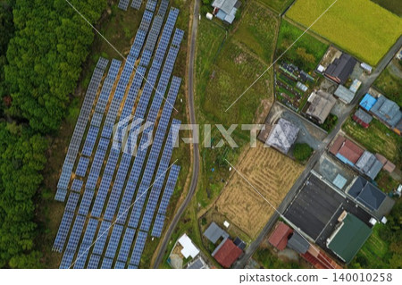 一張空拍照片顯示了兵庫縣高町的一座太陽能發電廠和鄉村居民區。 140010258