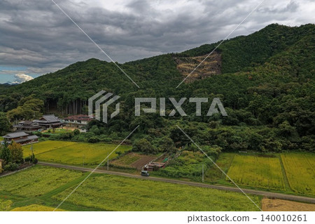 拍攝兵庫縣高町鄉村景觀和山麓的空拍照片。 140010261