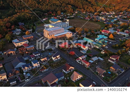 一張俯瞰北海道上川町的空拍照片,秋色正濃。 一張俯瞰北海道上川町的空拍照片,秋色正濃。 140010274