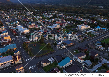 一張秋季拍攝的空拍照片,顯示了北海道上川町的斜角景象。 一張秋季拍攝的空拍照片,顯示了北海道上川町的斜角景象。 140010275