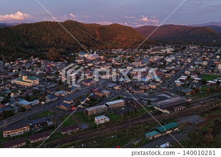 一張航拍照片，展現了北海道上川町的秋日傍晚景色。 140010281