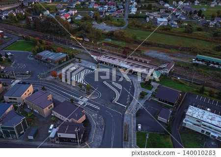 從空中俯瞰北海道上川町的火車站和巴士總站。 140010283