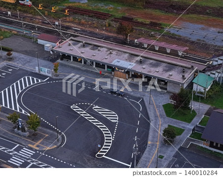 從傾斜角度拍攝的空拍照片，顯示了北海道上川町上川站前的環形路。 140010284