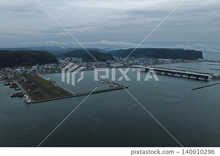 從空中俯瞰北海道厚岸市漁港和城鎮的照片。 140010296