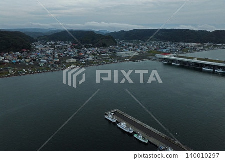 從對角視角拍攝的空拍照片，顯示了北海道厚岸市的漁港和城鎮。 140010297