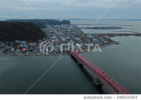 從空中俯瞰北海道厚岸市的紅桁架橋和漁村。 140010301