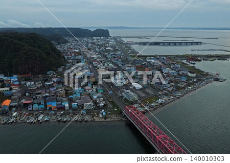 從空中俯瞰北海道厚岸町的一個漁村和一座紅橋。 140010303