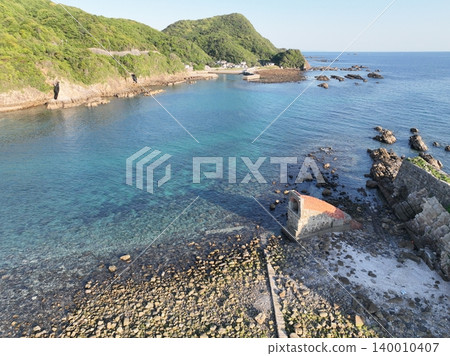 東海沿岸的埃博西礦坑,一座煤礦遺址:傍晚景色的空拍畫面。 東海沿岸的埃博西礦坑,一座煤礦遺址:傍晚景色的空拍畫面。 140010407