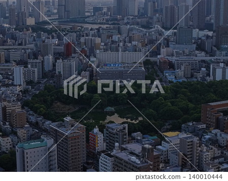一張空拍照片,俯瞰東京江東區被城區環繞的綠色公園。 一張空拍照片,俯瞰東京江東區被城區環繞的綠色公園。 140010444