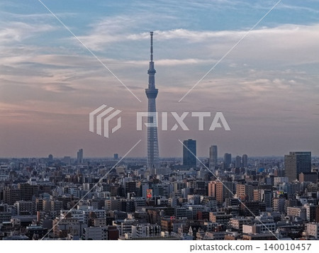 東京晴空塔及東京江東區城市景觀的日落空拍照片。 東京晴空塔及東京江東區城市景觀的日落空拍照片。 140010457