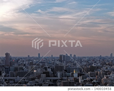 一張黃昏時分拍攝的東京江東區城區廣角空拍照片。 一張黃昏時分拍攝的東京江東區城區廣角空拍照片。 140010458