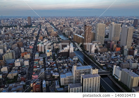 從空中俯瞰東京江東區城區和運河的照片。 140010473