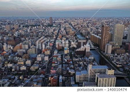 從空中俯瞰東京江東區城區和河流的照片。 140010474