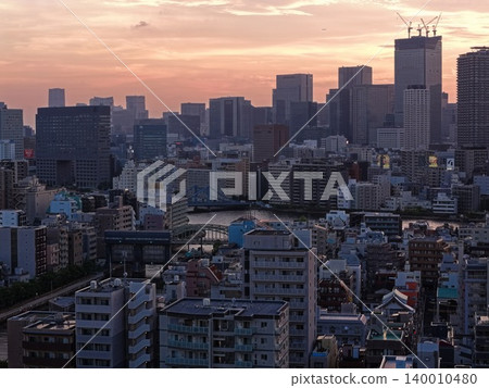 這是傍晚時分拍攝的東京江東區隅田川沿岸城區的空拍照片。 140010480