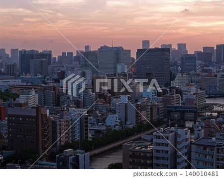 日落時分，東京江東區城市和河流的空拍照片。 140010481
