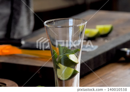making cocktail of mint and lemon. 140010538