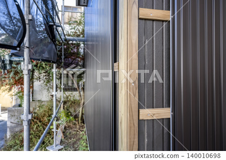 外牆翻新工程中的牆板轉角部分 外牆翻新工程中的牆板轉角部分 140010698