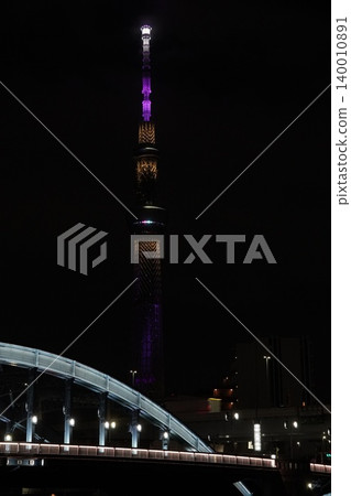 An elegant view of the lights across Komagata Bridge: The night view of Tokyo Skytree shining in purple and gold. An elegant view of the lights across Komagata Bridge: The night view of Tokyo Skytree shining in purple and gold. 140010891