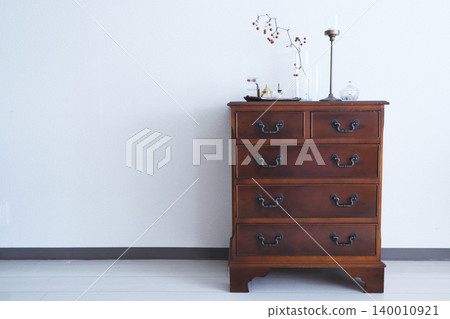 房間裡擺放著一個仿古木箱和一些裝飾品。 140010921