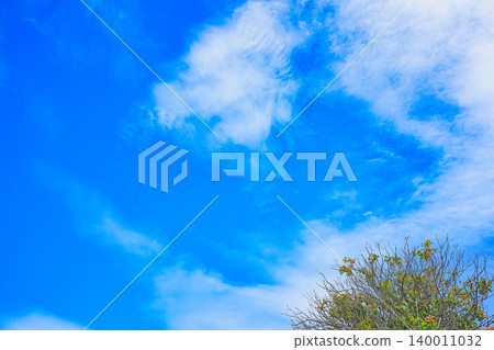夏天天空和白色雲彩 夏天天空和白色雲彩 140011032