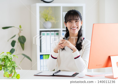 Young woman working in the office Young woman working in the office 140011236