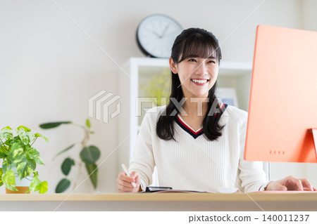 Young woman working in the office Young woman working in the office 140011237