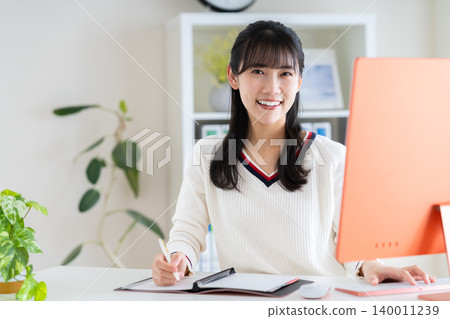 Young woman working in the office Young woman working in the office 140011239