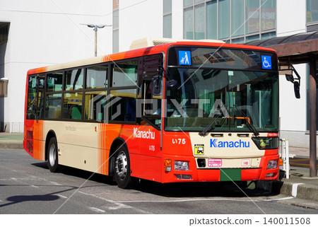 一輛神奈川中央巴士（新塗裝/三菱扶桑Aero Star）在伊勢原站前的環島等待乘客。 140011508