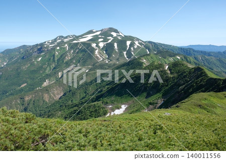 令人心曠神怡的山景，山脊上積雪未消，綠意盎然。 140011556
