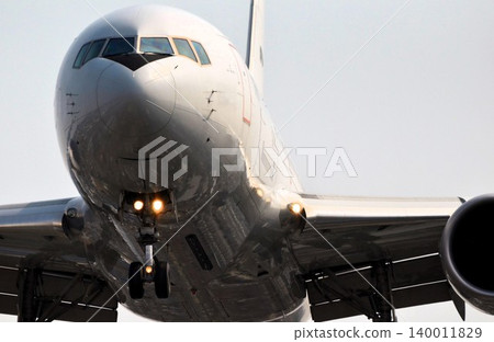 一架KC-767空中加油機正在降落。 一架KC-767空中加油機正在降落。 140011829