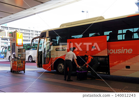 A limousine bus that stores passengers' suitcases at Haneda Airport. A limousine bus that stores passengers' suitcases at Haneda Airport. 140012243