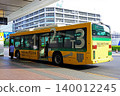Free inter-terminal shuttle bus waiting for departure at Haneda Airport Terminal 2 (rear view) 140012245