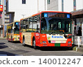 A line of Kanagawa Chuo Buses departing one after another from the rotary at Isehara Station (in both old and new color schemes). 140012247