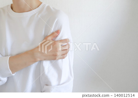 女子手臂疼痛 女子手臂疼痛 140012514