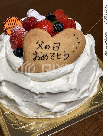 A strawberry decorated cake topped with a message plate that reads "Happy Father's Day." A strawberry decorated cake topped with a message plate that reads "Happy Father's Day." 140012550