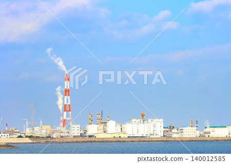A view of a petrochemical complex with many factory facilities in Yokkaichi City, Mie Prefecture A view of a petrochemical complex with many factory facilities in Yokkaichi City, Mie Prefecture 140012585