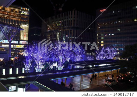 城市的夜景被紫色的燈光照亮。 城市的夜景被紫色的燈光照亮。 140012717