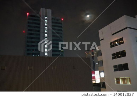 月光與摩天大樓照亮的夜景。 月光與摩天大樓照亮的夜景。 140012827