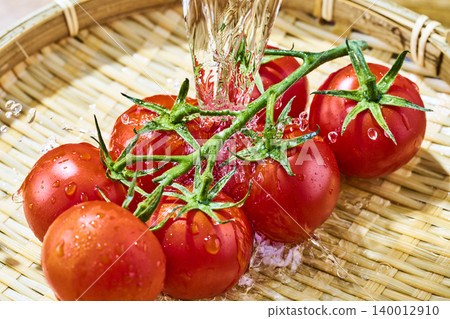Fresh, washed cherry tomatoes on bunches 140012910