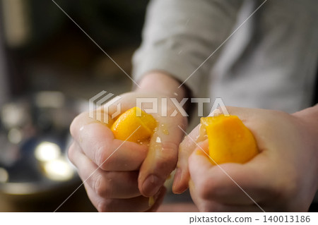 Hand squeezing lemons, lemon seasonings, lemon Hand squeezing lemons, lemon seasonings, lemon 140013186