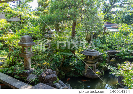 Traditional garden in Nagamachi District, Kanazawa, with stone lanterns Traditional garden in Nagamachi District, Kanazawa, with stone lanterns 140014554