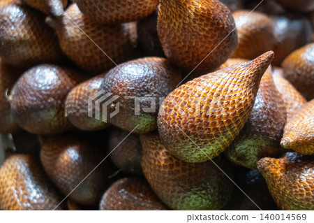 Snake fruits at Bolu market in Rantepao, Toraja, Sulawesi, Indonesia Snake fruits at Bolu market in Rantepao, Toraja, Sulawesi, Indonesia 140014569
