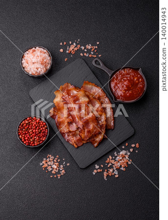 Fried fresh bacon slices with layers of meat or prosciutto with salt and spices. Fried bacon 140014943