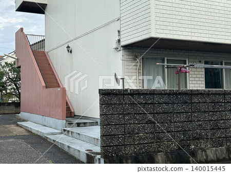 公寓大樓的室外樓梯 公寓大樓的室外樓梯 140015445