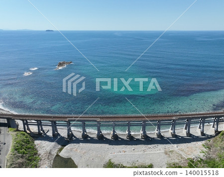 橫跨日本海沿岸的鋼筋混凝土橋樑-總後川大橋,空拍畫面,山陰本線 橫跨日本海沿岸的鋼筋混凝土橋樑-總後川大橋,空拍畫面,山陰本線 140015518