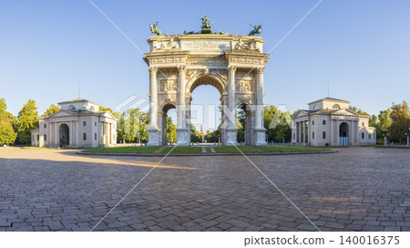Arch of Peace in Milan at sunny day 140016375