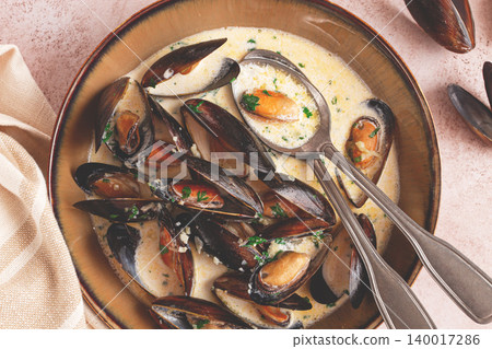 Mussels in creamy garlic sauce, served with fresh herbs and spices, homemade, no people, Mussels in creamy garlic sauce, served with fresh herbs and spices, homemade, no people, 140017286